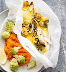 Papillote de barbue aux petits légumes, sauce au safran