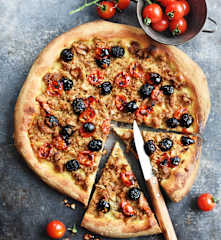 Pizza au thon, aux olives et aux tomates