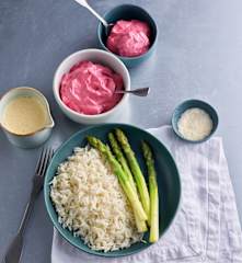 Spargel mit Parmesan-Reis, Zitronen-Hollandaise und Beerenschaum