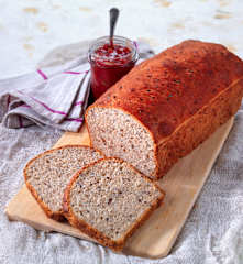 Pane alle ciliegie e semi di lino