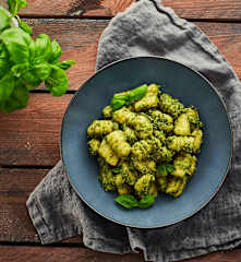 Gnocchi con pesto di sedano e erbe aromatiche