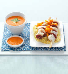 Brochettes de cabillaud et chorizo, semoule aux légumes et velouté poivron et féta