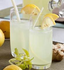 Agua con aroma de apio, limón, jengibre y manzana