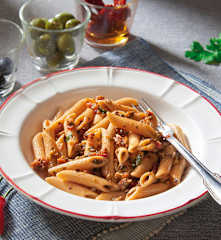 Macarrones integrales con alcaparras y aceitunas