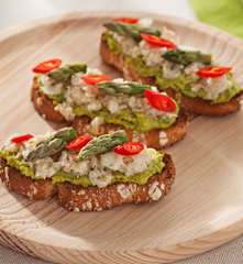Tosta de pesto de espárragos y pistachos con ceviche de gambas
