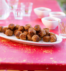 Spanische Tapa-Bällchen mit Datteln