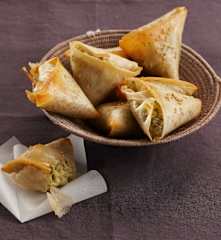 Chamuças de batata e coentros