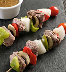Spiedini di vitello e verdure con salsa di senape