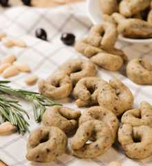Taralli con farina di mandorle, rosmarino e olive