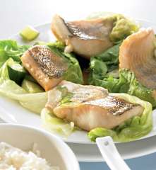 Filetes de perca em cesto de alface com molho de feta e limão