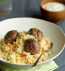 Klopsiki jagnięce z kuskusem i miętowym jogurtem