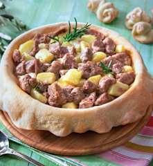 Cupola di pane con agnello e patate