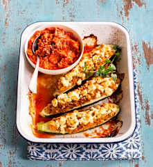 Gefüllte Zucchini mit Tomatenreis