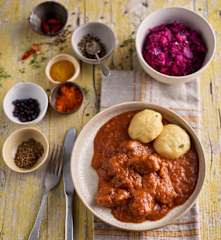 Carne guisada com bolinhos de pão a vapor e couve roxa