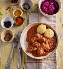 Goulash di manzo con gnocchi di pane e cavolo rosso (Bimby Friend)