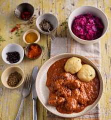 Rindergulasch mit Semmelknödeln und Rotkohl