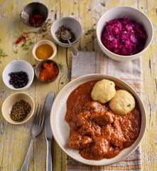 Goulash de bœuf, dumplings de pain et chou rouge