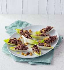 Chicoréeschiffchen mit Oliven-Nuss-Tapenade
