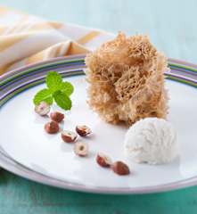 榛果海綿蛋糕佐優格冰淇淋