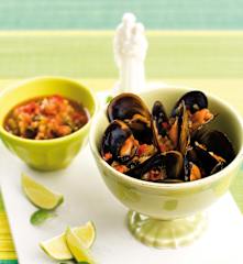 Mexilhões com pepino, pimento e hortelã