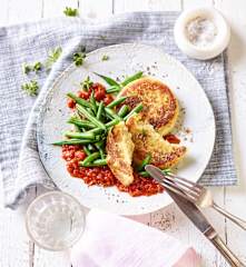 Kartoffel-Mandel-Taler mit Bohnen und Tomatensauce