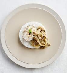 Pescada cozida com cebolada de cogumelos