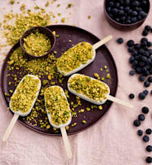 Gelado de mirtilo com pistácio