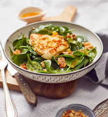 Spinatsalat mit Aprikosendressing und Halloumi