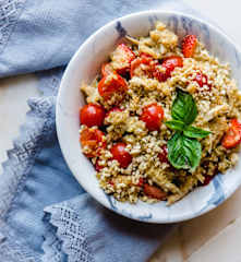 Salada de frango com quinoa, morangos e molho pesto
