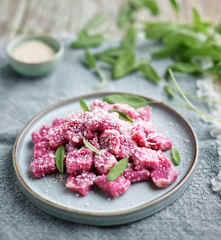 Gnocchi de beterraba com manteiga de salva