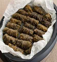 Hojas de parra rellenas de arroz (dolmas)