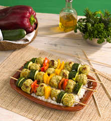 Brochetas de albóndigas de pollo y arroz con calabacín