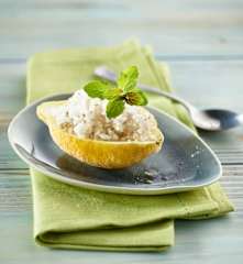 Zitronenhälften mit Granita