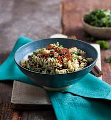 Makaron z jarmużem i szynką