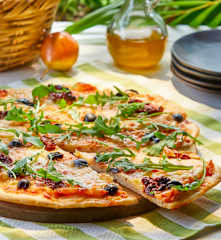 Pizza con arúgula y tomate seco