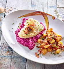 Steinbuttfilet auf lauwarmem Rote-Bete-Apfel-Salat mit Kartoffelgröstel