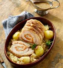 Gefüllter Schweinenacken mit Sauerkraut und Kartoffeln