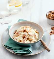 Risotto z wędzonym pstrągiem, selerem naciowym i orzechami włoskimi