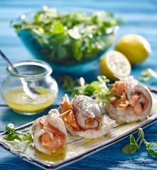 Závitky z tresky a lososa s česnekovou omáčkou