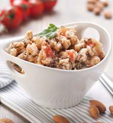 Sałatka z kalafiora, pomidorów, migdałów i oliwek