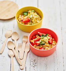 Salada de massa com morangos e abacate