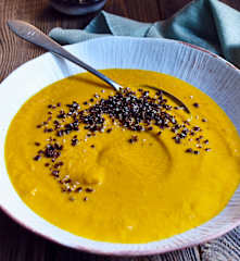 Möhrencremesuppe mit geröstetem Pumpernickel