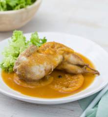 Codornices en salsa de cítricos