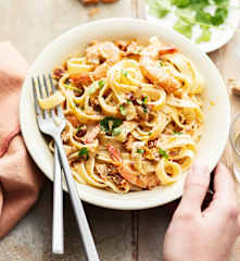 Tagliatelle aux crevettes et aux tomates séchées