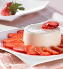 Kokos-Panna-Cotta auf Erdbeer-Carpaccio