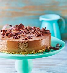 Pastel de chocolate con profiteroles