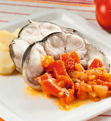 Congrio y patatas al vapor con tomate rústico