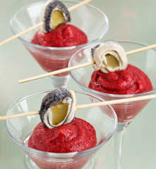 Espuma de remolacha con pincho de arenques en vinagre