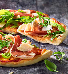 Pizza mit Rucola und Parmaschinken