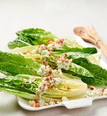Lattuga romana con salsa al Gorgonzola e granella di prosciutto